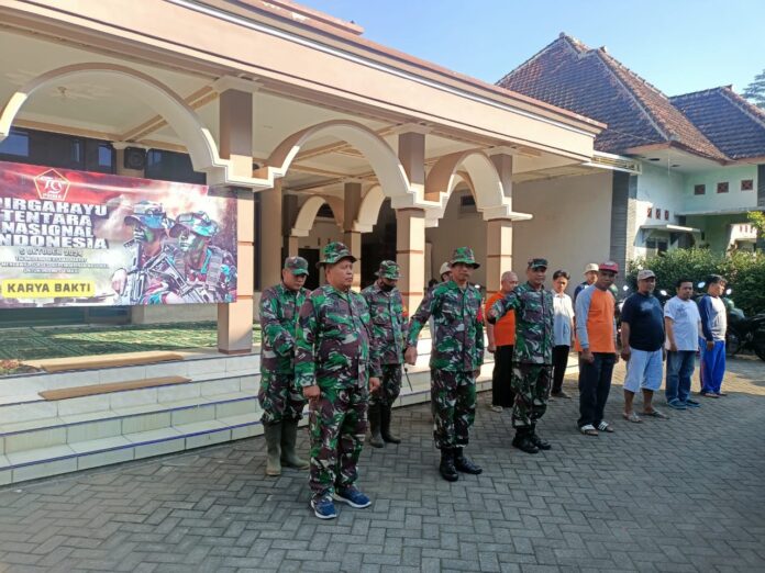 Anggota Koramil Tajinan bersama Muspika Kecamatan Tajinan dan masyarakat melakukan Karya Bakti pembersihan Masjid Al-Ihsan dalam rangka memperingati HUT TNI ke-79 tahun 2024