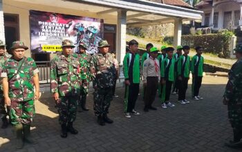 Babinsa Koramil 0818/16 Sumbermanjing Wetan Gelar Karya Bakti Bersama Guru di MTS Al Muslihun Sambut HUT TNI ke-79