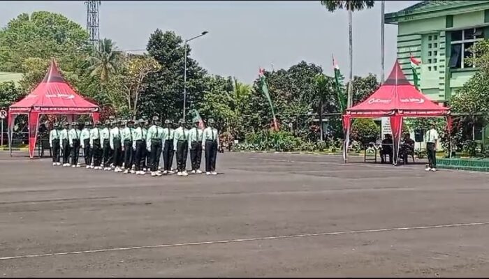 "Para siswa SMPN 6 Batu tampil disiplin dalam lomba PBB Piala Panglima TNI di Makodim 0818 Malang-Batu."