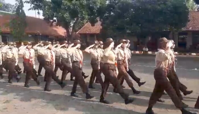 Latihan PBB tim SMPN 1 Ngajum sebagai persiapan untuk Lomba PBB Panglima TNI dalam rangka HUT TNI ke-79, menunjukkan keterampilan dan disiplin tinggi di lapangan