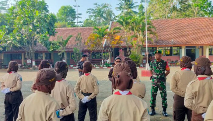 Pengarahan oleh kepala sekolah SMPN 1 Ngajum dalam rangka persiapan Lomba PBB Panglima TNI HUT TNI ke-79, didampingi oleh anggota Koramil 0818-09/Ngajum, memberikan motivasi kepada tim siswa