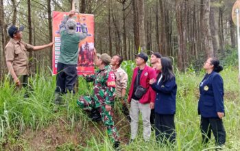 Pemasangan banner pencegahan kebakaran hutan (karhutla) di area Hutan Balesari