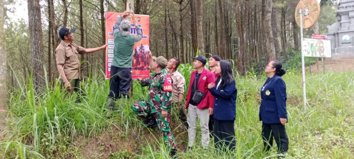 Pemasangan banner pencegahan kebakaran hutan (karhutla) di area Hutan Balesari