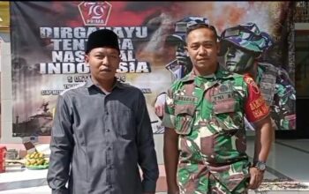 Anggota Koramil 0818-06/Sumberpucung melakukan kegiatan karya bakti pembersihan selokan di Pondok Pesantren Barokatul Quran dalam rangka HUT TNI ke-79 tahun 2024.