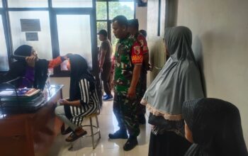 Babinsa Koramil Pakisaji mendampingi pasien katarak saat pemeriksaan pra-operasi.