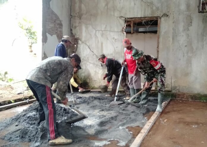 sertu tarmono Karya Bakti babinsa bersama warga