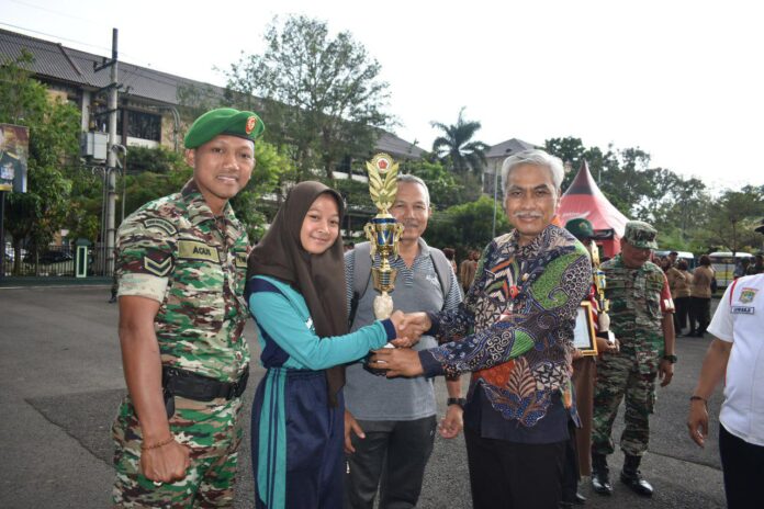 Tim SMPN 1 Ngajum saat berpartisipasi dalam Lomba PBB Panglima TNI di Makodim 0818 Malang, meraih Juara Harapan 2