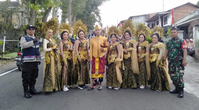 Karnaval Desa Tulungrejo dengan parade kostum tradisional dan modern dalam rangka perayaan Bersih Desa dan Hari Kemerdekaan RI.