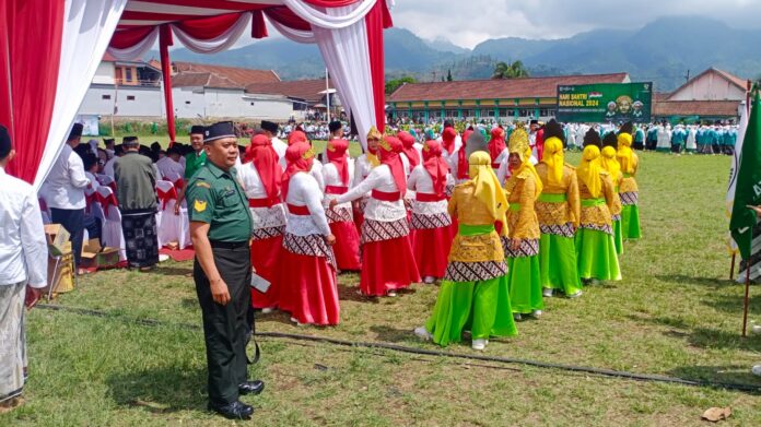 Serka Slamet Hariono, Anggota Koramil Pujon hadir dalam upacara Hari Santri di Lapangan Bola Desa Ngabab