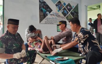 Anak-anak mengikuti khitan massal yang diadakan oleh Koramil 07/Pakisaji dalam rangka memperingati HUT TNI ke-79, didukung oleh Polsek Pakisaji, PMI Kabupaten Malang, dan relawan.