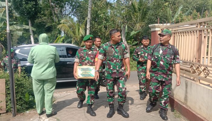 Dandim 0818 Malang-Batu berpose bersama staf Kodim dan Personil Koramil 0818-09 Ngajum dalam kegiatan bakti sosial