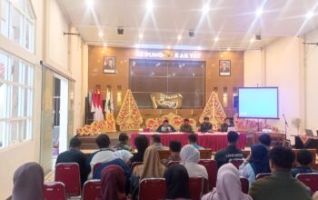 Koordinasi persiapan rekapitulasi hasil suara Pilkada Serentak 2024 di Gedung Rakyat Desa Pandanrejo.