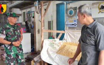 Babinsa Penarukan Sertu Syukri Hakim mengunjungi pabrik tahu tempe milik warga di Kelurahan Penarukan, Kepanjen