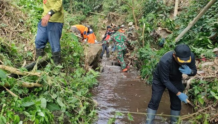 Kegiatan pembinaan lingkungan hidup di aliran Sumber Air Cinde merupakan aksi nyata dalam menjaga kelestarian lingkungan. 