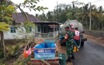 Babinsa Bersama PMI Bersinergi Atasi Krisis Air Bersih di Donomulyo Kab. Malang