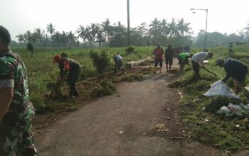Koramil Sumberpucung bersama masyarakat Karya Bakti Pelebaran Jalan