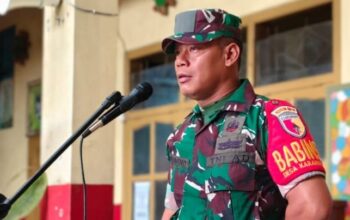 Babinsa Karangpandan Serda Sudarno memimpin upacara Hari Pahlawan di SMP Budi Mulya Pakisaji, mengajak siswa menanamkan semangat patriotisme.