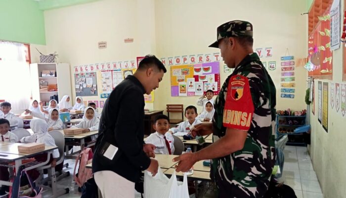 Gambar ini menunjukkan momen ketika PJ Walikota Batu meninjau pelaksanaan uji coba makan siang bergizi di SDN 01 Desa Gunungsari, di hadapan para siswa dan staf sekolah.