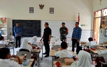 Kunjungan PJ Walikota Batu dalam rangka meninjau uji coba makan siang bergizi di SDN 01 Desa Gunungsari pada 18 November 2024.