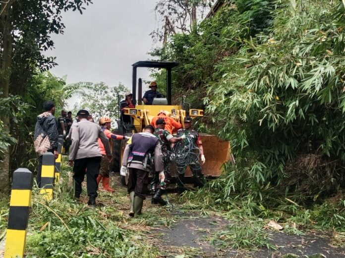 Koramil Bumiaji atasi bencana rumpun bambu roboh di Desa Tulungrejo.