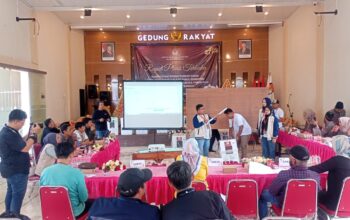Proses Rapat Pleno terbuka Rekapitulasi Pilkada Serentak 2024 di Gedung Rakyat Desa Pandanrejo