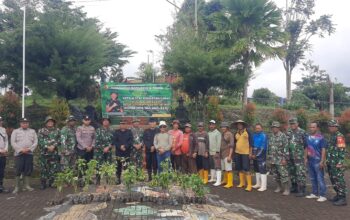 Penanaman pohon oleh Koramil 0818-09/Ngajum dalam program TNI AD Bersatu dengan Alam di Desa Maguan Ngajum