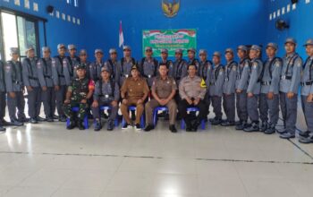 Pelatihan Linmas di GOR Sindhu Wongso Desa Permanu, 1 Desember 2024, dengan pembagian seragam baru.