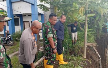 Danramil Kepanjen Kapten Kav Sugianto bersama anggota Koramil dan aparat setempat menangani tanah longsor di Kelurahan Kepanjen, Kabupaten Malang.