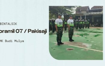 Seorang Babinsa memimpin latihan fisik bersama peserta Bintalsik di lapangan terbuka dengan semangat."