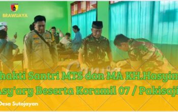 Santri dan relawan bersama masyarakat Desa Sutojayan dalam acara Hari Santri Bhakti Santri, meliputi khitan gratis, donor darah, dan pengobatan gratis.