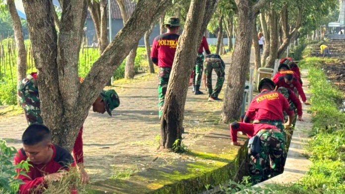 Kegiatan pembersihan jalan Sekar Putih oleh anggota Koramil Junrejo dan masyarakat dalam program Jumat Bersih