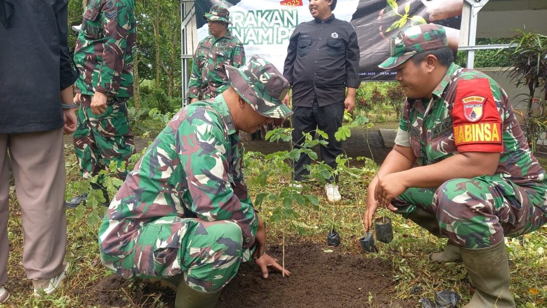 Pelda Ayus bersama Anggota Koramil Tajinan