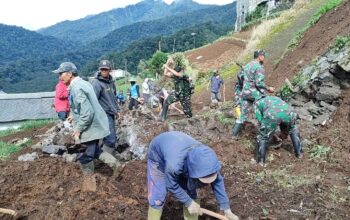 Karya bakti Koramil Bumiaji pasca terjadi tanah longsor di Desa Sumberbrantas