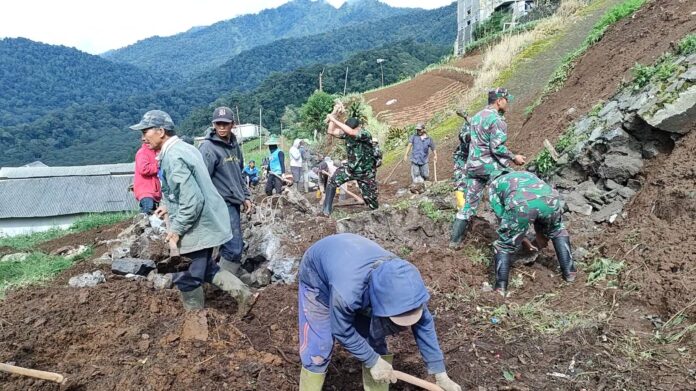 Karya bakti Koramil Bumiaji pasca terjadi tanah longsor di Desa Sumberbrantas