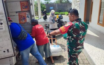 Petani menjual gabah kering ke Bulog untuk mendukung kesejahteraan dan ketahanan pangan."