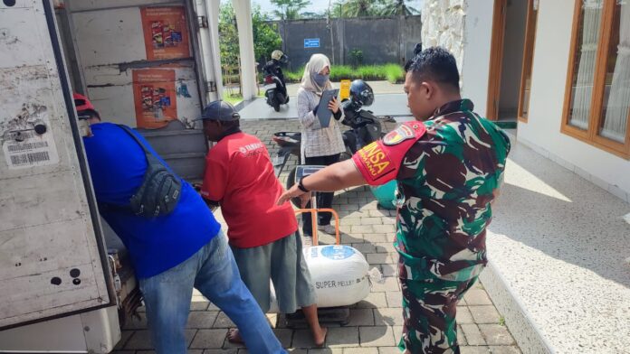 Petani menjual gabah kering ke Bulog untuk mendukung kesejahteraan dan ketahanan pangan.