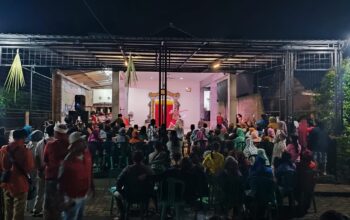 Penari Tari Topeng Malangan dengan topeng khas Malang, mempertunjukkan gerakan tradisional dalam pagelaran budaya di Dusun Lowok Permanu