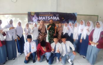 Babinsa Desa Genengan Serka Warosin memberikan materi wawasan kebangsaan"