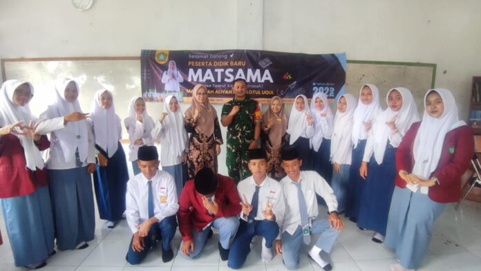 Babinsa Desa Genengan Serka Warosin memberikan materi wawasan kebangsaan