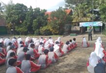 Danramil Gondanglegi Gelorakan Wawasan Kebangsaan dan LBB di SMPN 2 Gondanglegi Danrmil Kapten Inf Djoko STH