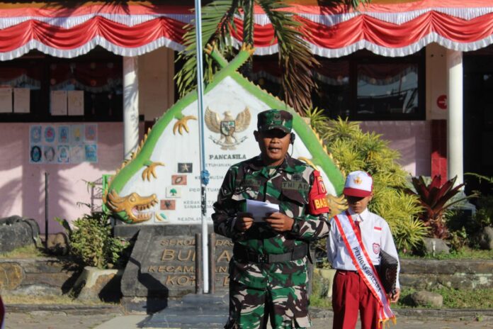 Babinsa menjadi pembina upacara bendera di SDN 02 Pandanrejo dan SDN 02 Bumiaji