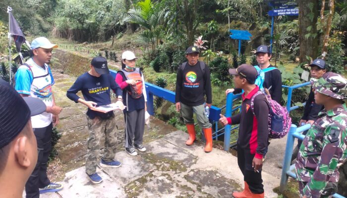 Anggota Koramil 0818-33/Bumiaji bersama masyarakat melaksanakan GERAKAN SUSUR SUNGAI BUMIAJI di etape Coban Talun sebagai wujud nyata kepedulian terhadap lingkungan