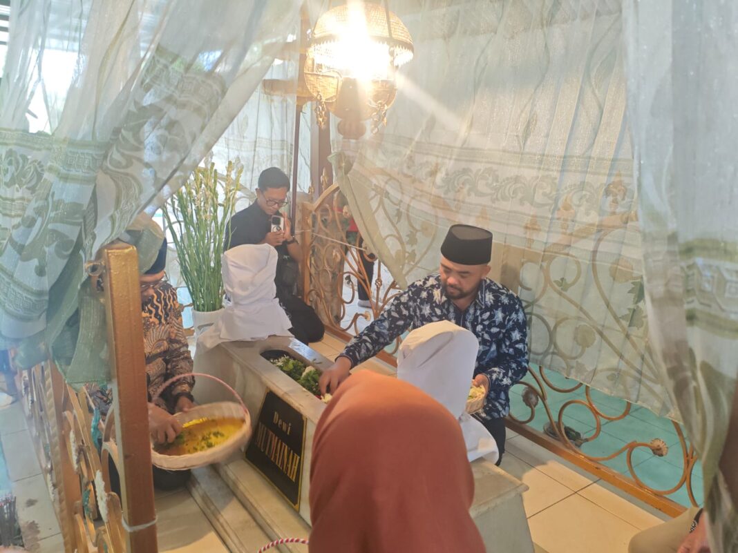 Kegiatan ziarah makam Mbah Batu dalam rangka HUT Kota Batu ke-24 di Desa Bumiaji.