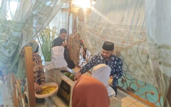 Kegiatan ziarah makam Mbah Batu dalam rangka HUT Kota Batu ke-24 di Desa Bumiaji.