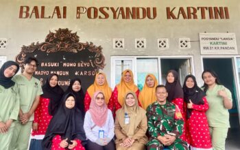 “Babinsa Karangpandan Serda Sudarno mendampingi kegiatan posyandu di desa binaan untuk mencegah stunting sejak dini.”