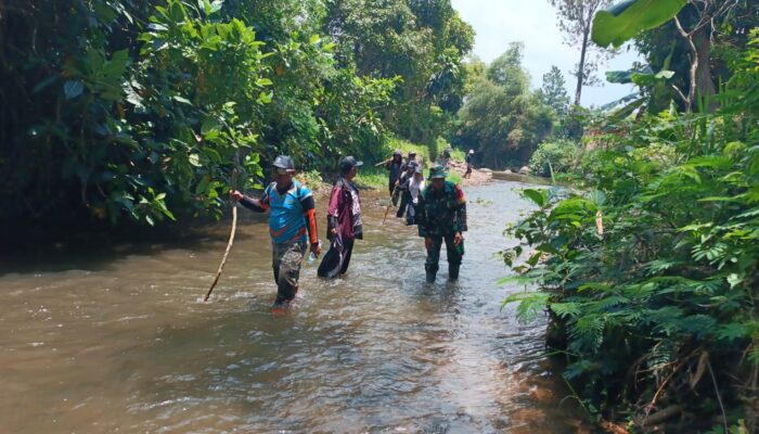 Kegiatan GERAKAN SUSUR SUNGAI BUMIAJI membersihkan sungai di Bumiaji.