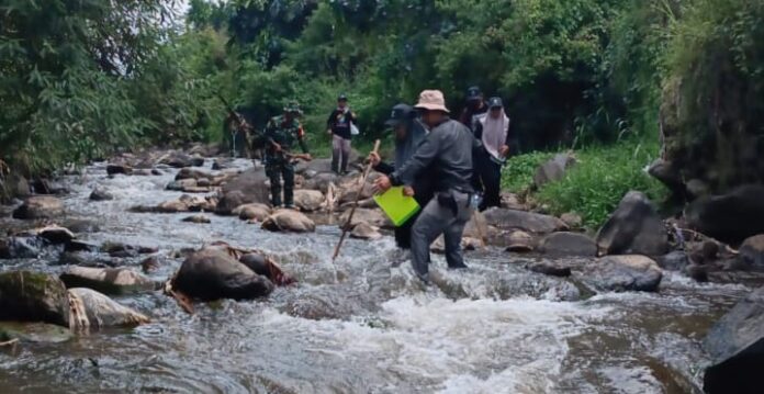 Kegiatan GERAKAN SUSUR SUNGAI BUMIAJI membersihkan sungai di Bumiaji.
