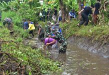 Semarak HUT Korem 083/Bdj: Kodim 0818 Gelar Kerja Bakti Pembersihan anak Sungai Molek Karya Bakti Kodim 0818